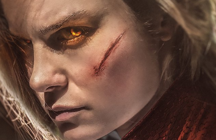 Pôster mostra a Capitã Marvel em Vingadores 4, com sangue nos olhos