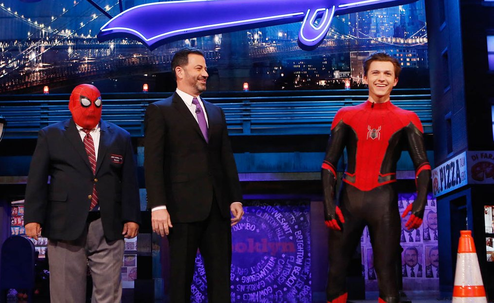 VÍDEO Ator revela o novo uniforme do Homem-Aranha ao vivo na TV americana