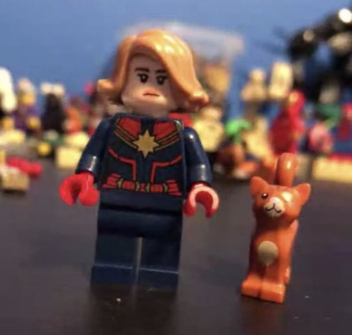 Capitã Marvel Nick Fury enfrenta os Skrulls ao lado da heroína em imagens do set LEGO do filme 01