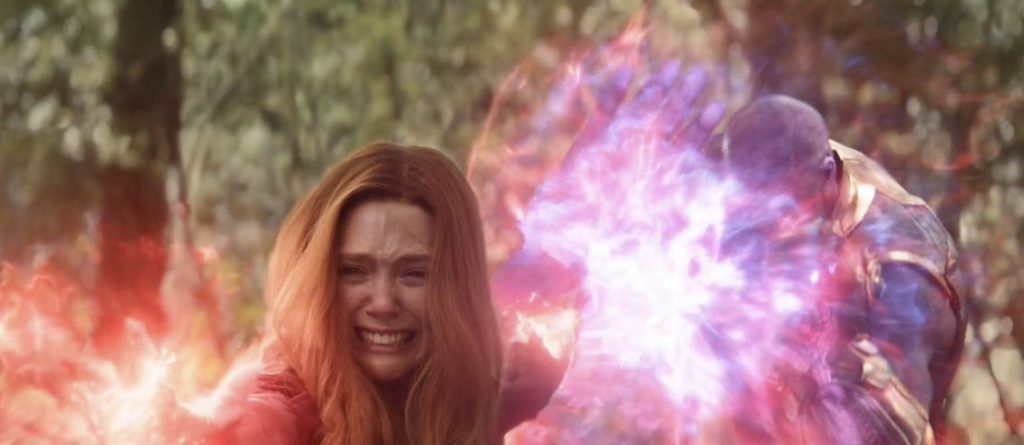 Wanda Maximoff - a Feiticeira Escarlate - contendo Thanos em Vingadores Guerra Infinita