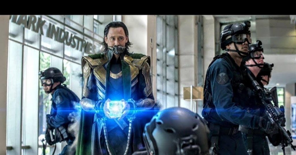 Loki com o Tesseract em Vingadores Ultimato